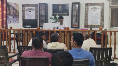 सोयगाव तहसील कार्यालयात लोकशाही दिनी सूचना देतांना नायब तहसीलदार देशमुख.