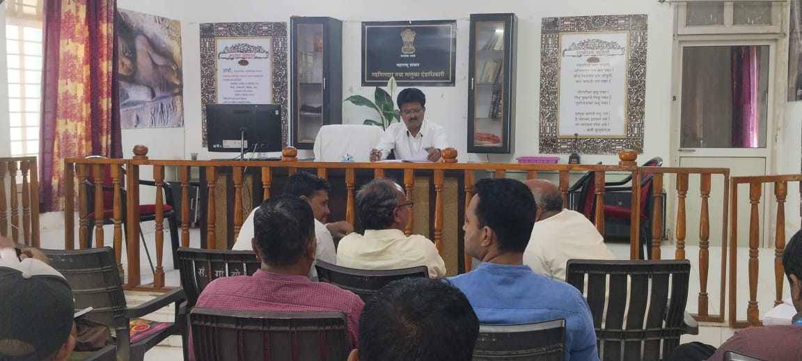 सोयगाव तहसील कार्यालयात लोकशाही दिनी सूचना देतांना नायब तहसीलदार देशमुख.