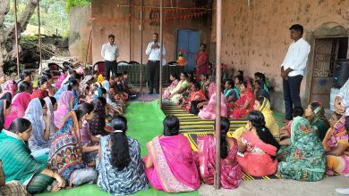 आमखेडा प्रभाग संघाच्या महिलांना मार्गदर्शन करताना तुषार बरगट.