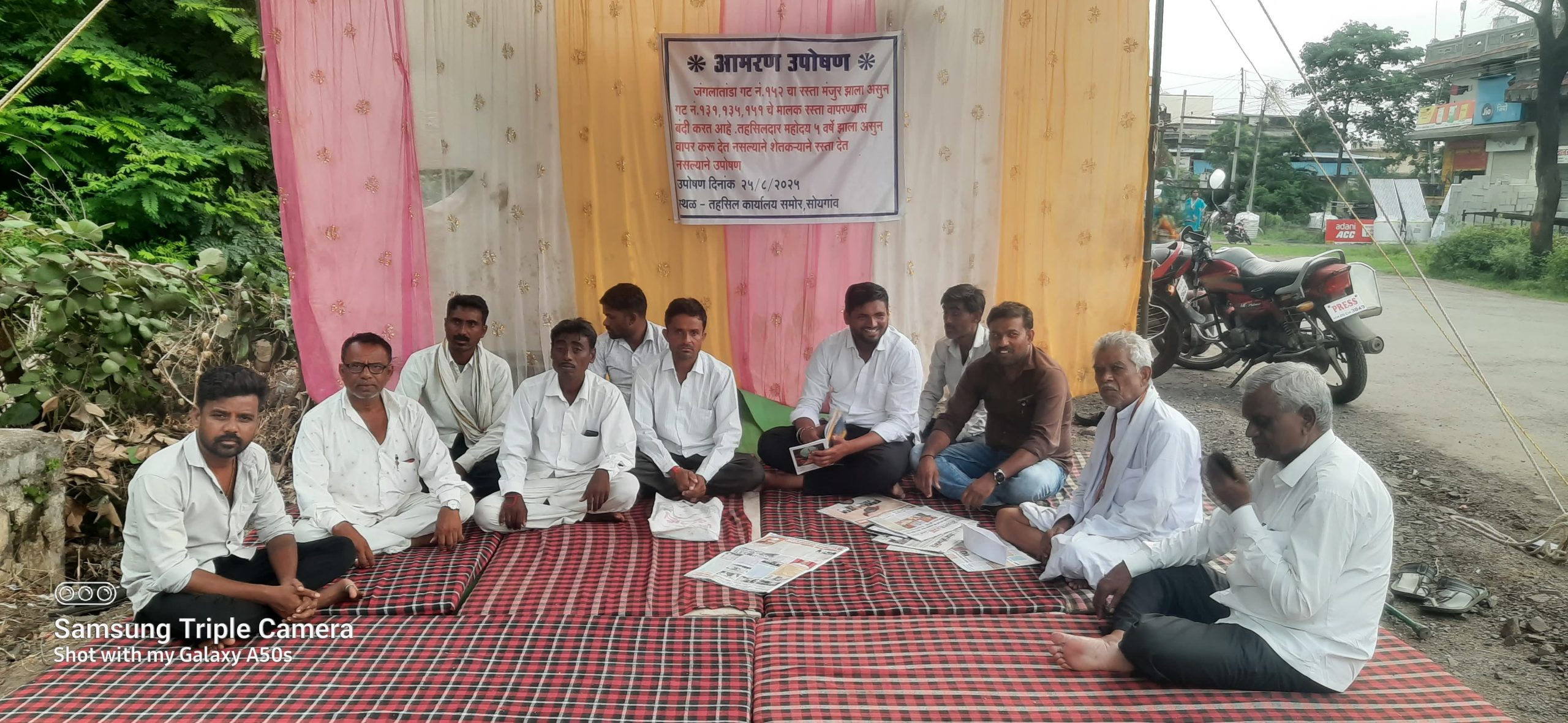 सोयगाव - न्यायालयाच्या निर्णयानुसार जंगला शिवारातील गट नंबर १५२ मधून पूर्वपार शेतरस्ता मिळवा या.मागणीसाठी सोयगाव तहसील कार्यालयासमोर उपोषणास बसलेले शेतकरी बांधव.